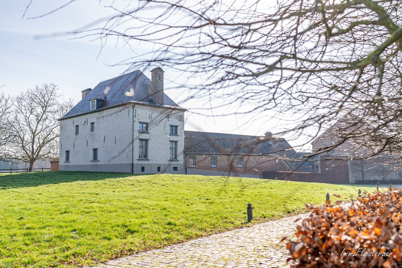 Uitzonderlijke woning met paardenaccommodatie, binnen- en buitenpiste op ca. 9,4 ha te Haacht 