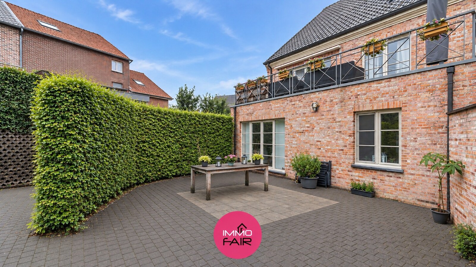 Ruim gelijkvloers appartement met privatief terras en garage in Hees 