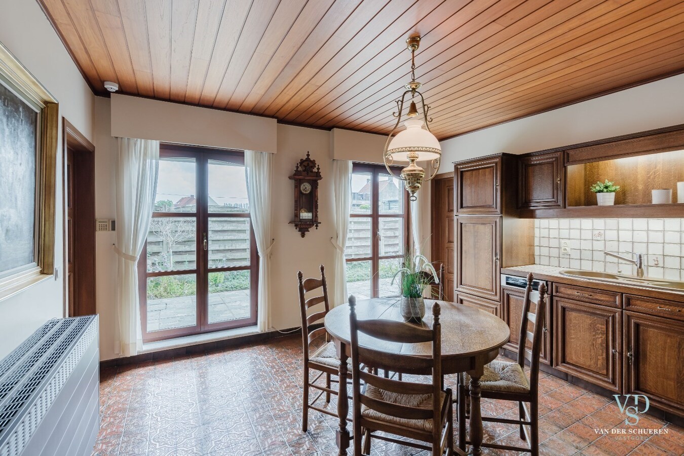 Gelijkvloerse villa.    Op 1 km van de Schelde. 