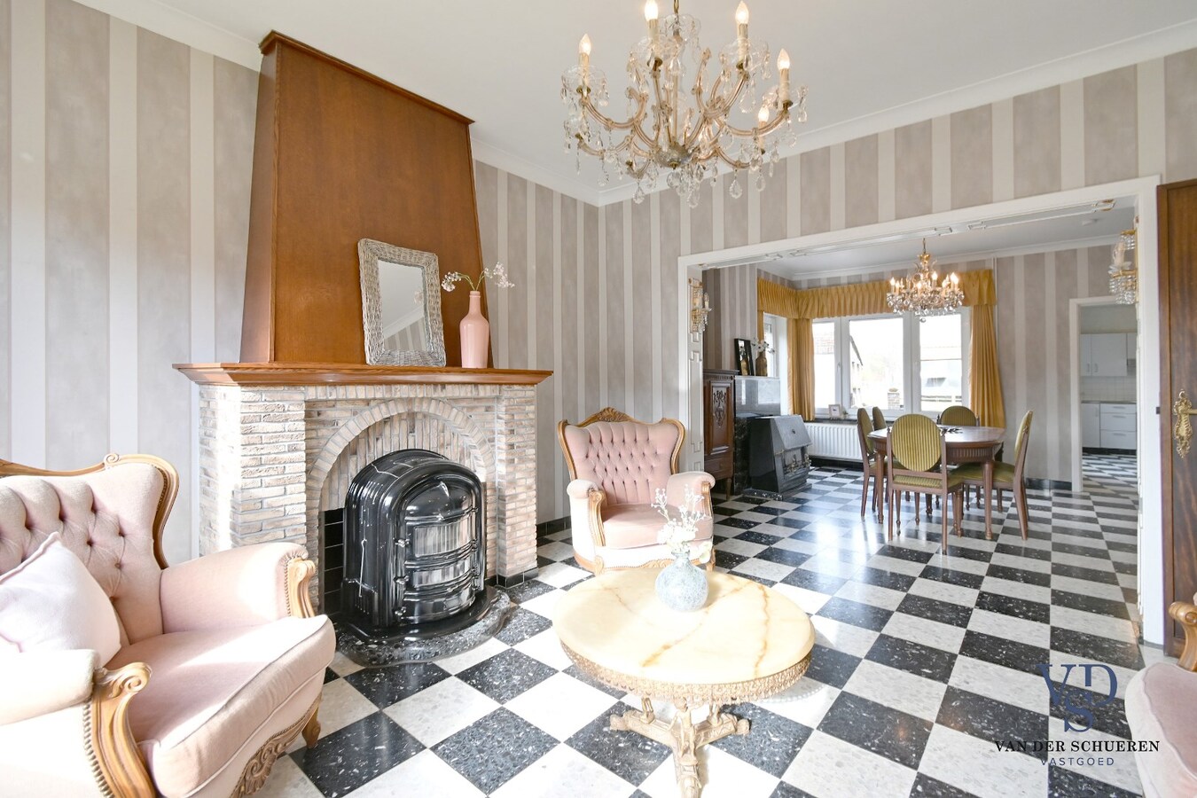 Half Open gezinswoning met potentieel 