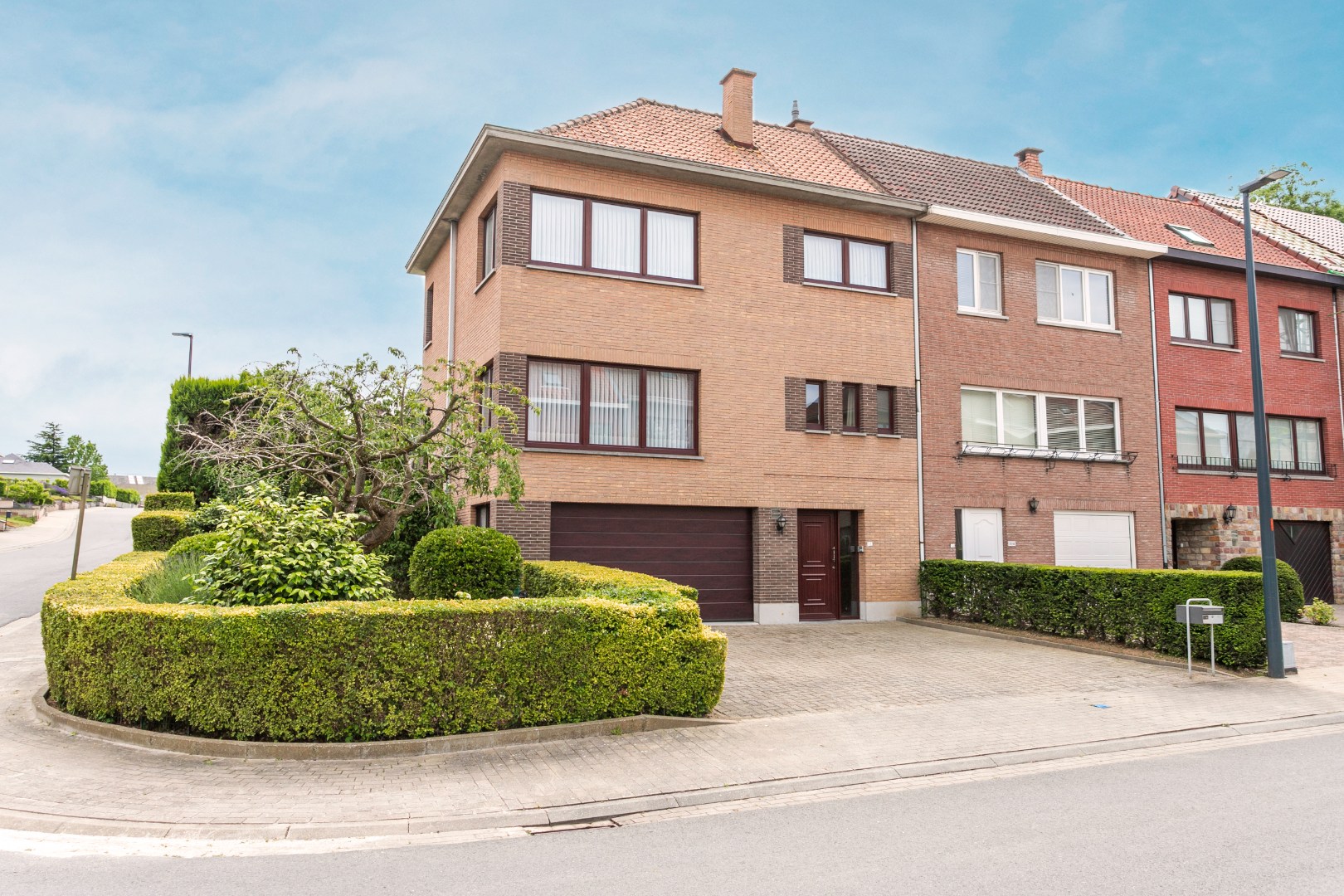 Goed gelegen 3-gevelwoning met 4 slpk 