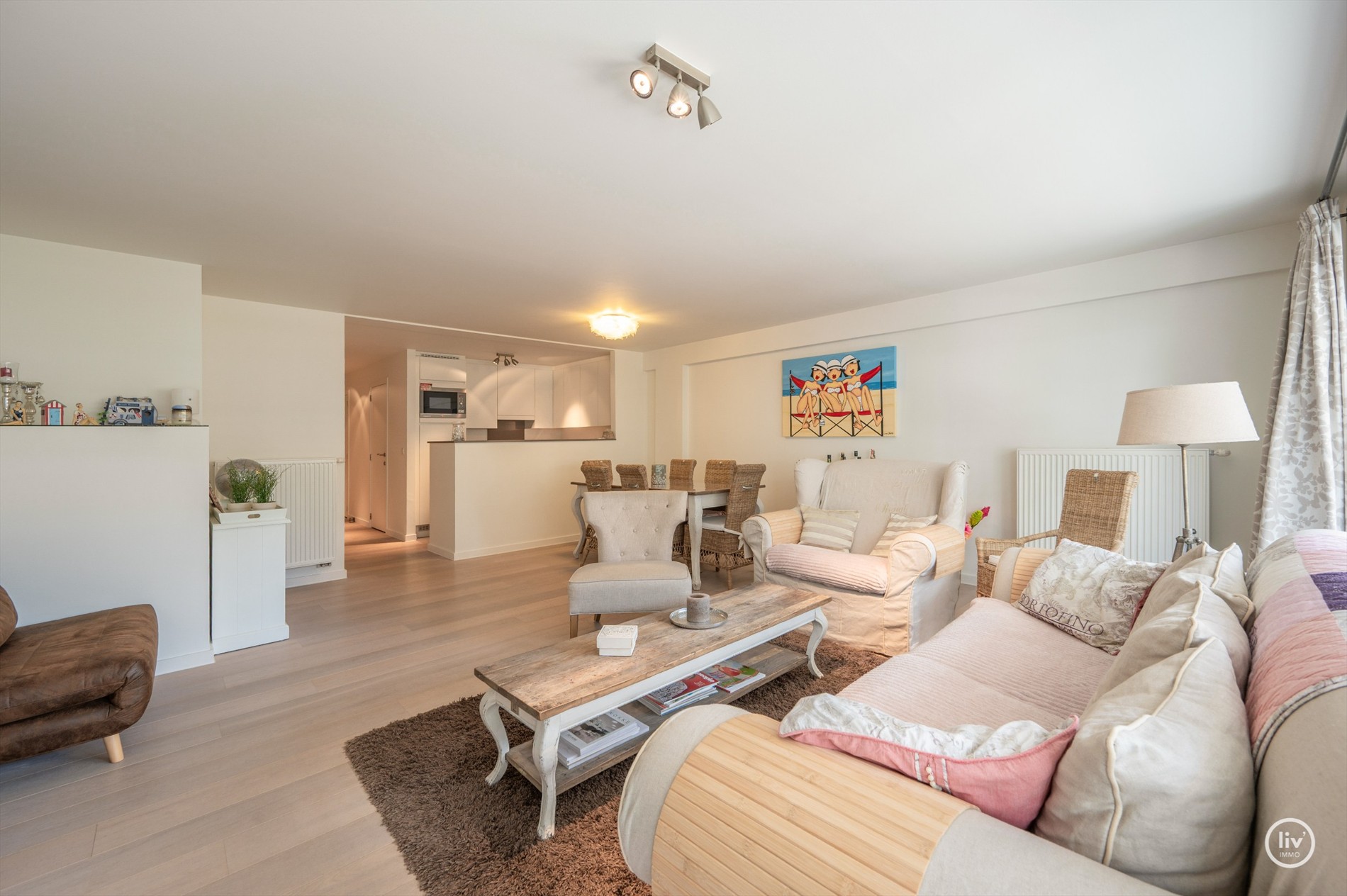 Ruim en récent (2011) appartement met 2 volwaardige slaapkamers op een topligging vlakbij de Dumortierlaan te Knokke. 