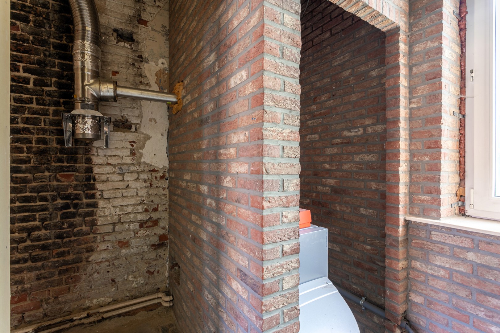 Te renoveren eigendom (317 m²) met veel potentieel, ruime tuin (6a 42ca) en dubbele achterliggende carport met toegang tot de achterliggende straat in Kester 
