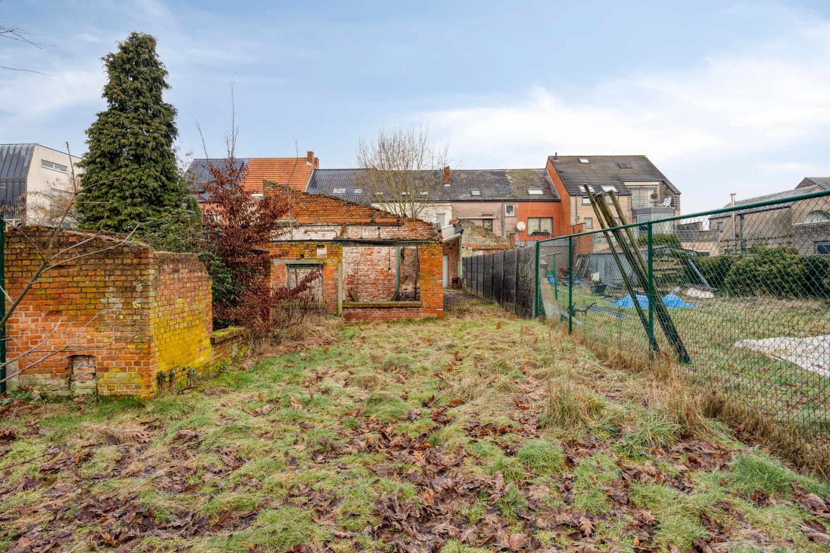 Building met handelspand en duplexappartement met 3 slpk. nabij het centrum van Leopoldsburg 