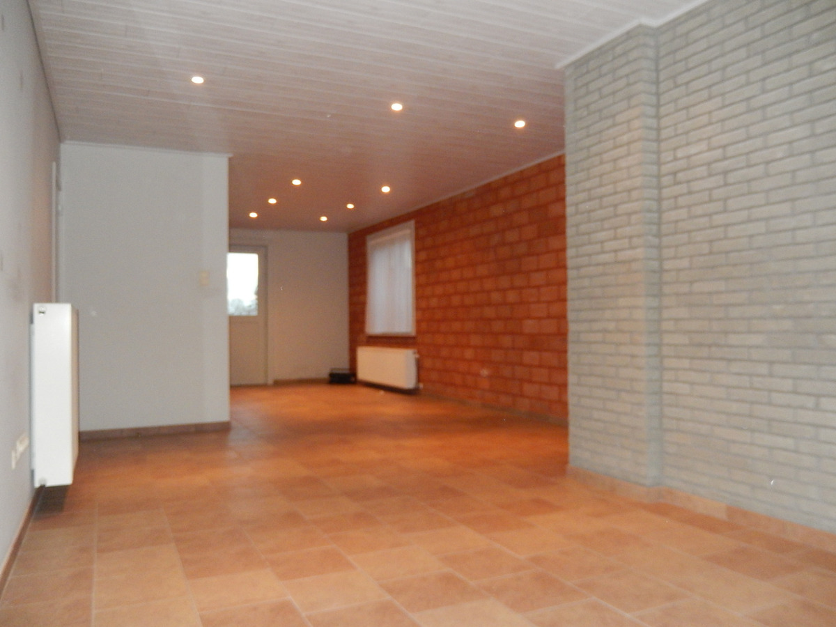 Volledig vernieuwd woning met ruime garage 