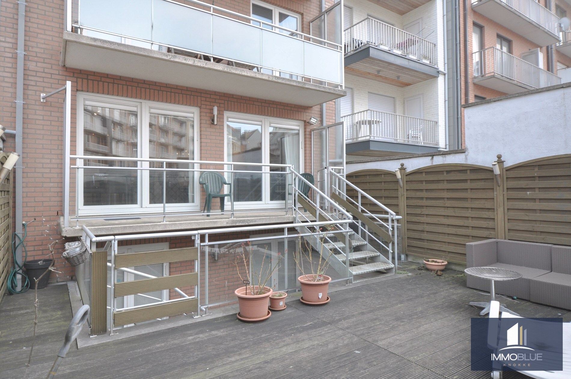 Lichtrijk appartement met een ruim zuidwest gericht terras gelegen nabij het commercieel centrum en het strand. 