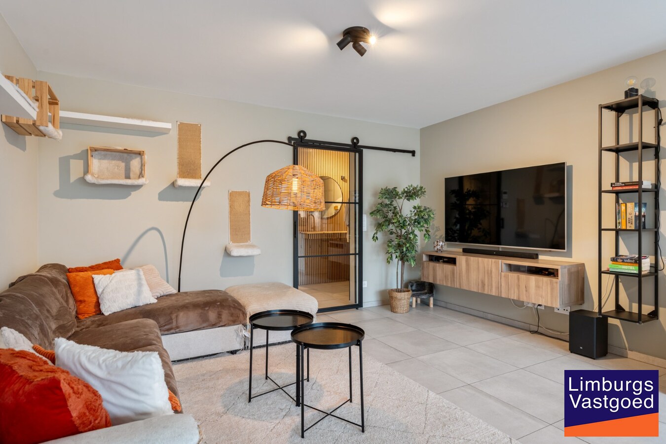 Gelijkvloers appartement (95m²), 2 slpk, ruim terras/tuin, autostaanplaats + kelderberging 