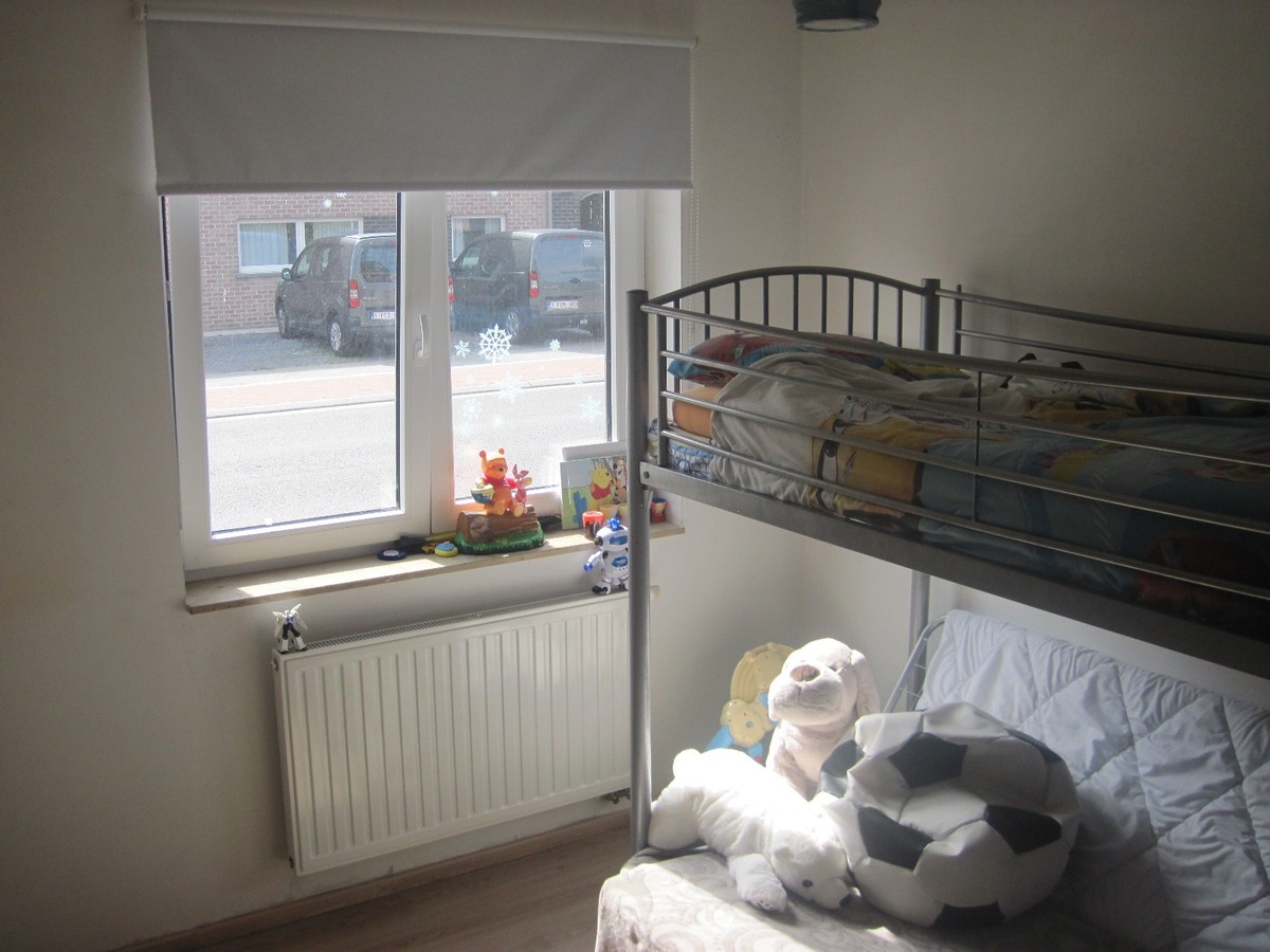 Ruim gelijkvloers appartement met terras en tuintje. Incl. afz. garage ! 