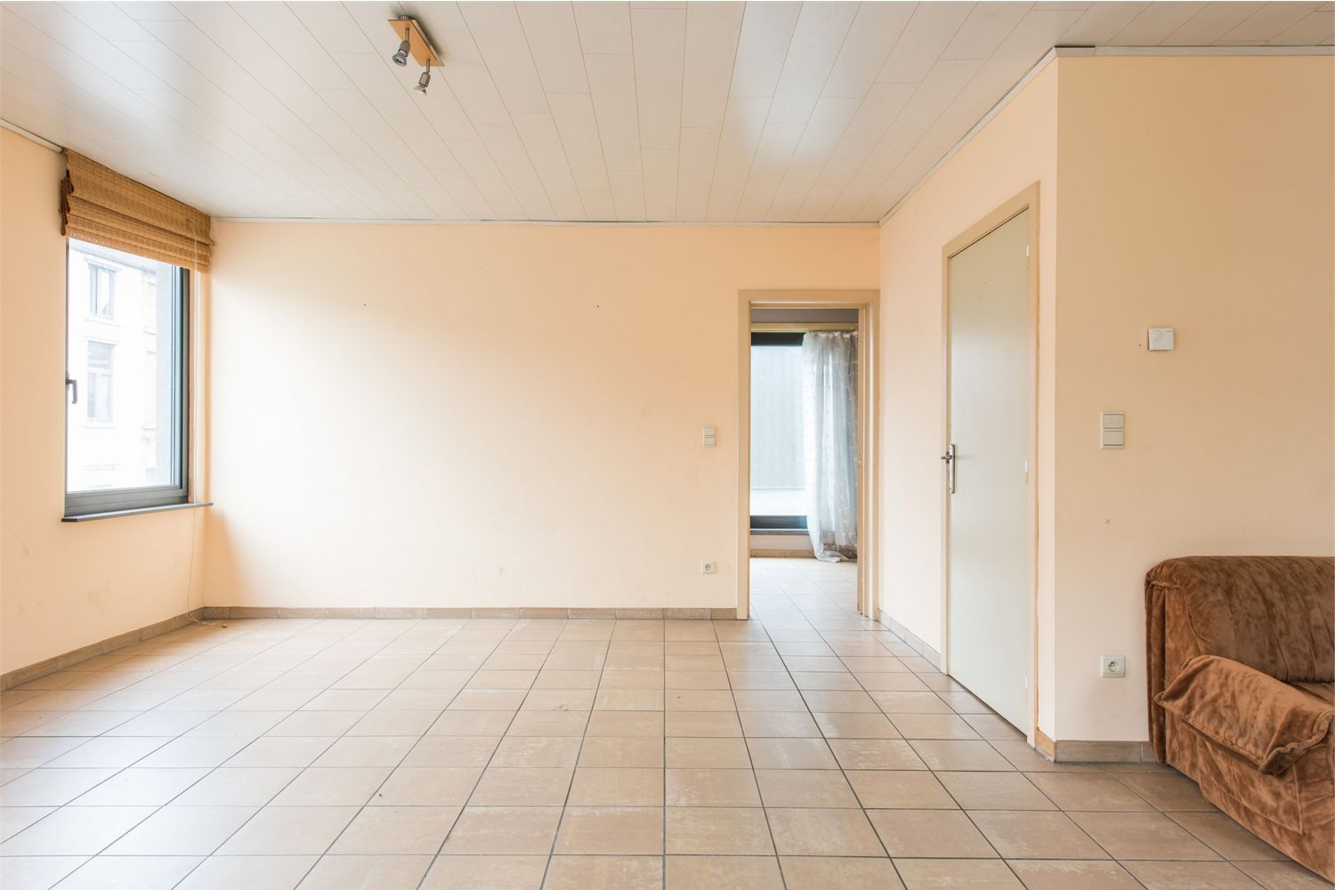 Handelspand met ruime woonst op toplocatie 