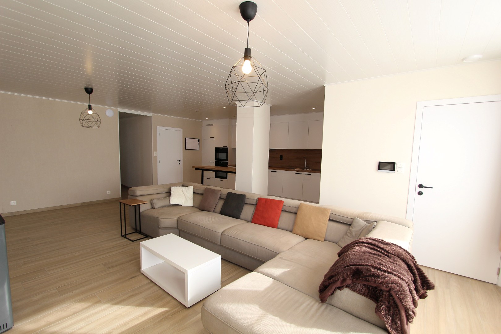 GELIJKVLOERS APPARTEMENT - VOLLEDIG VERNIEUWD 