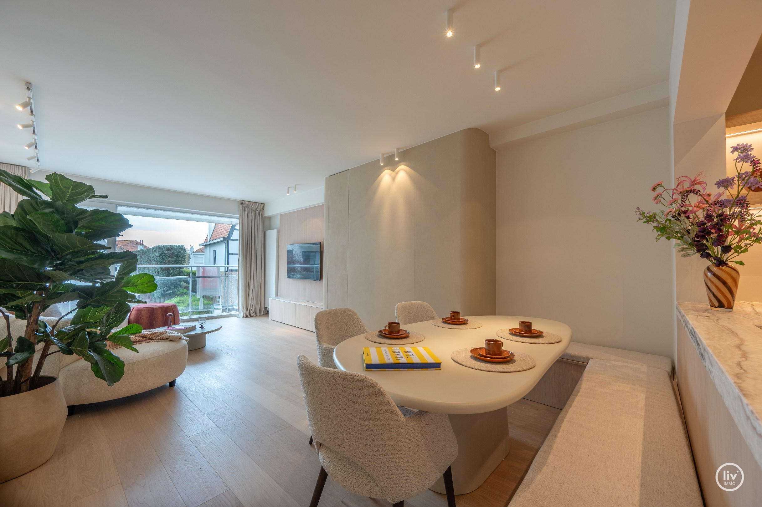 Magnifique appartement rénové de 3 chambres avec vue dégagée situé sur l'avenue Jozef Nellens à Knokke. 