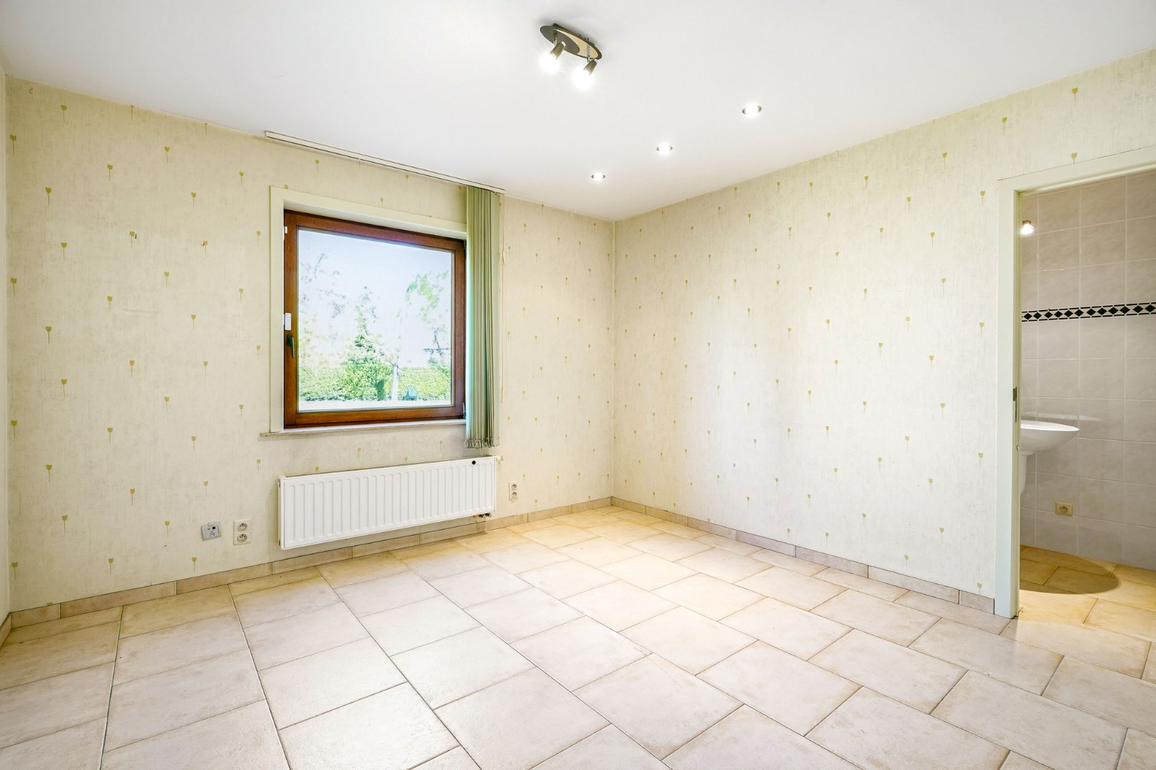 Ruime villa met 5 slaapkamers op 1082 m² te Oostduinkerke, gelegen vlakbij het natuurreservaat Hannecartbos. 