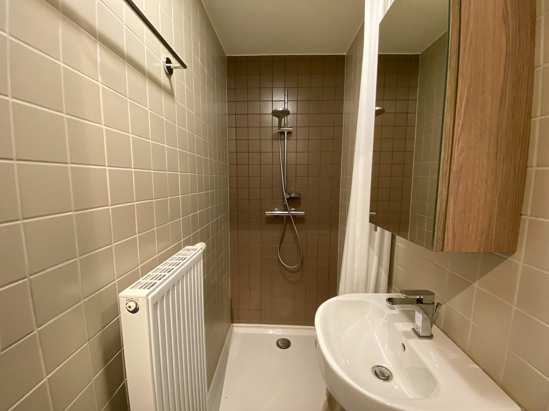 Appartement en duplex avec 3 chambres à coucher complètes et deux grandes terrasses ensoleillées offrant une vue dégagée, situé du côté ensoleillé de l'avenue Lippens. 