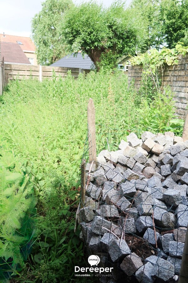 Garagebox met achterliggende grond afzonderlijk te koop 