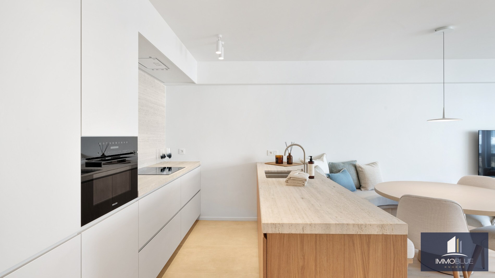 Appartement entièrement rénové avec trois chambres à coucher, situé en plein centre. 