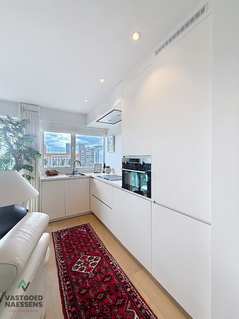 Magnifique appartement rénové de 2 chambres avec terrasse et vue sur le port. 