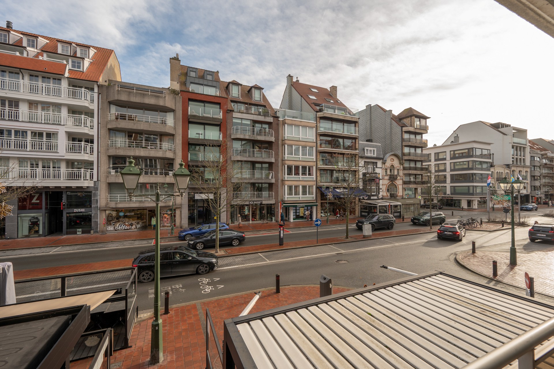 Volledig gerenoveerd HOEKappartement goed gelegen te Lippenslaan 