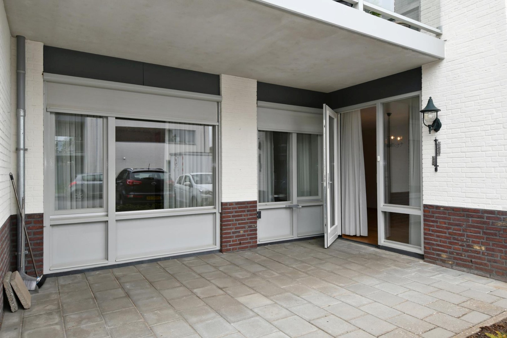 Goed onderhouden appartement op de begane grond met twee slaapkamers, terras, aparte berging en eigen parkeerplaats gelegen nabij het centrum van Kessel. 