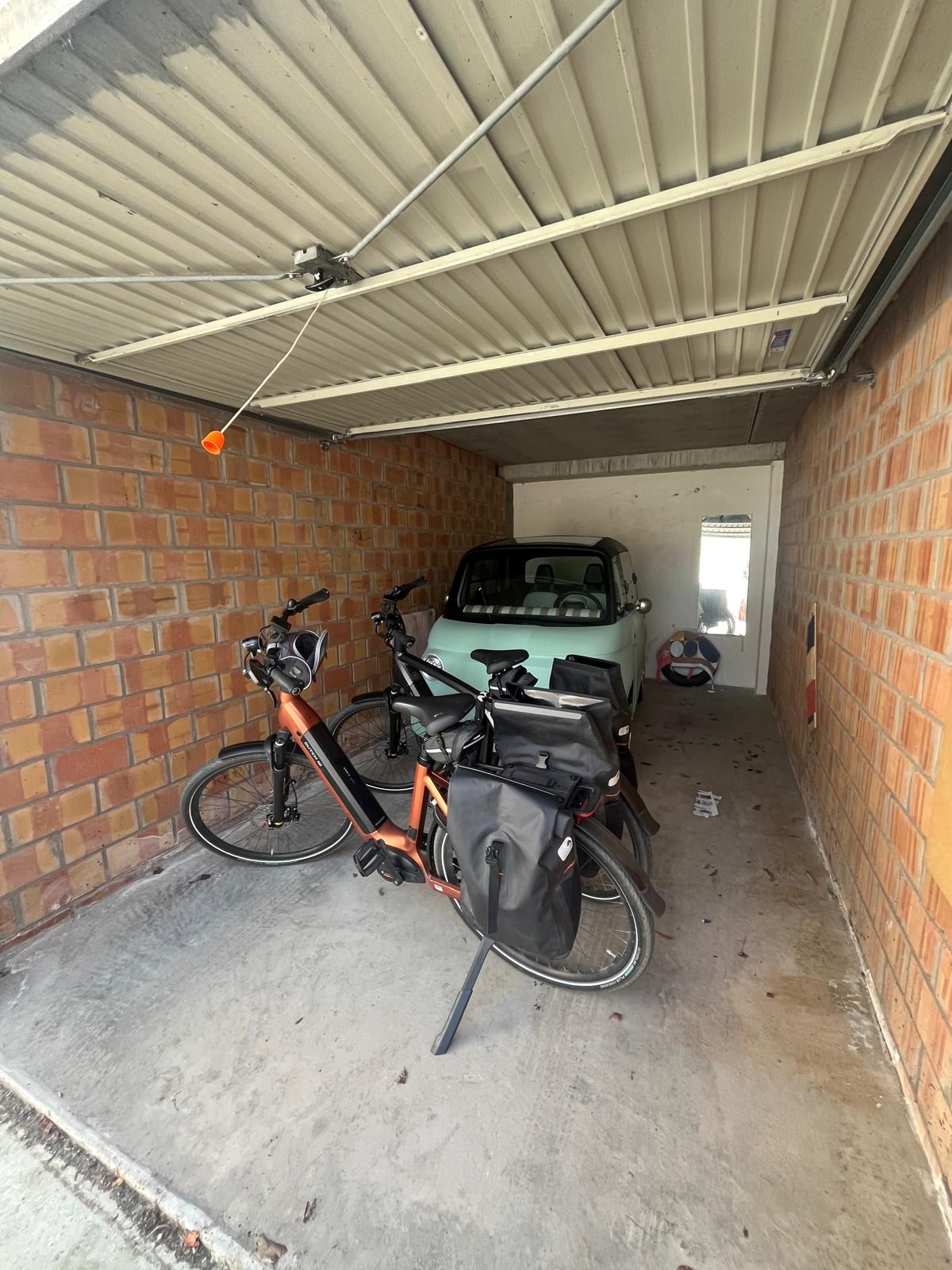 Facilement accessible, garage box située au rez-de-chaussée sur la rue Paul Parmentier. 