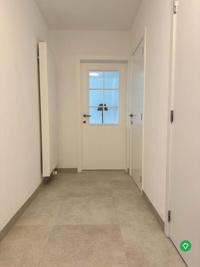 Gerenoveerd 2-slaapkamerappartement met tuin in Klemskerke, De Haan 