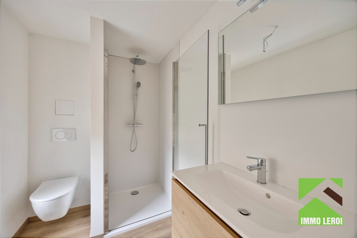 badkamer met douche en toilet