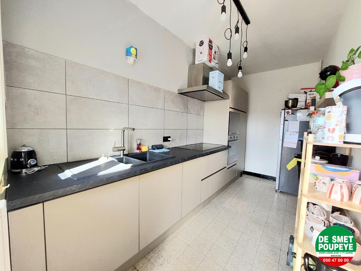 Halfopen woning met  5 slaapkamers en 2 garages 