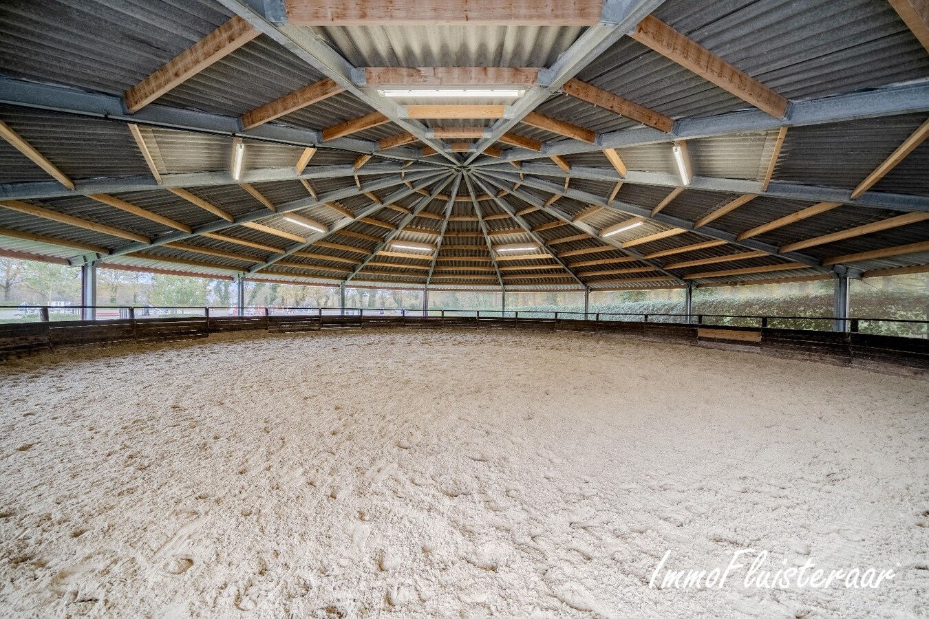 Exclusief Hippisch Complex met Uitstekende Trainingsmogelijkheden op ca 8,6 ha in Wuustwezel 