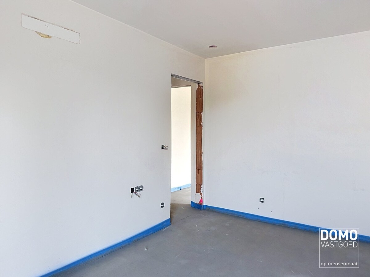 EXCLUSIEVE NIEUWBOUWONINGEN HALF OPEN BEBOUWING VOORZIEN VAN EEN HOOGWAARDIGE AFWERKING EN MET 4 SLAAPKAMERS, TUIN EN CARPORT TE KERMT 