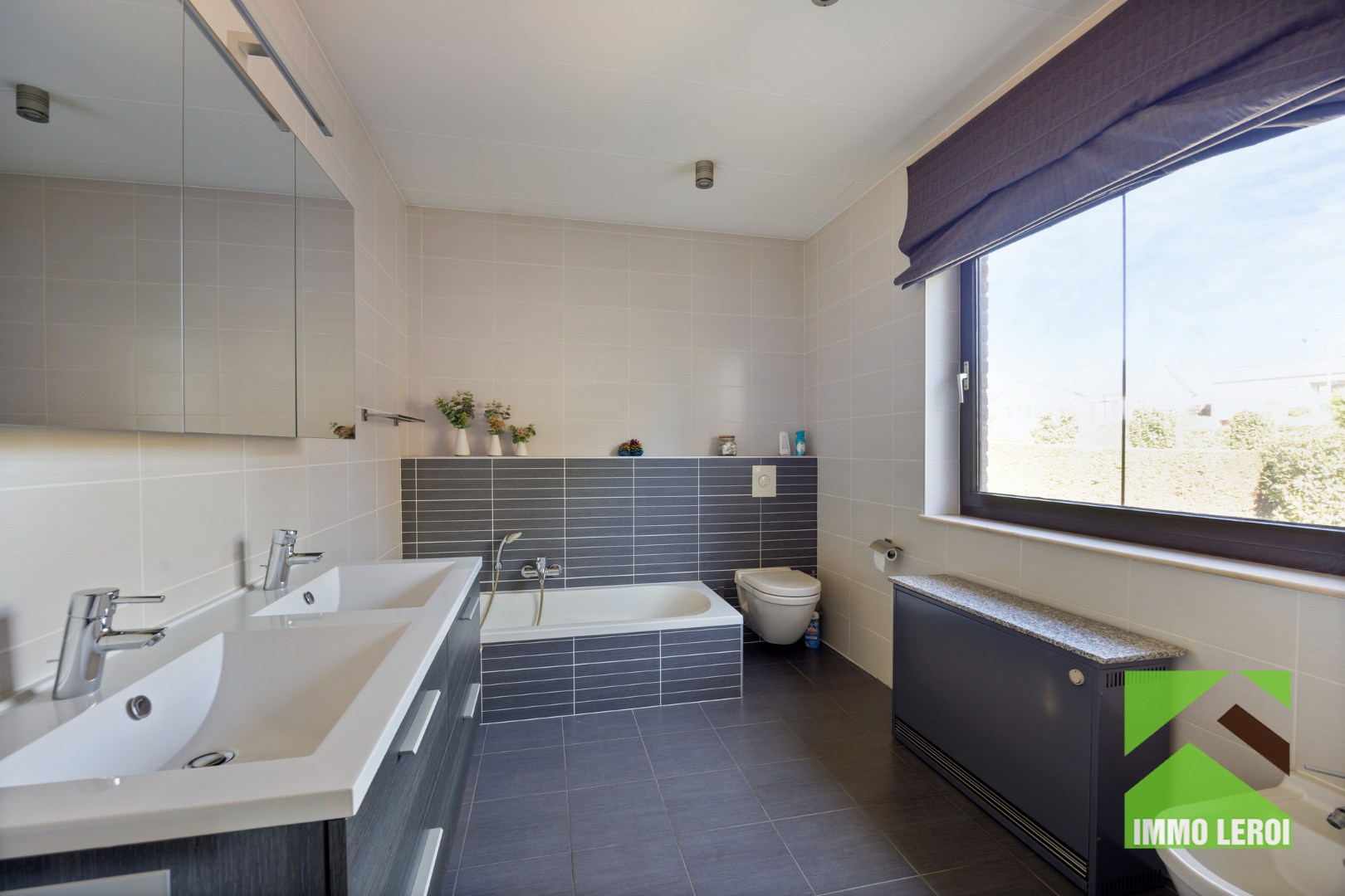 Badkamer met ligbad en toilet