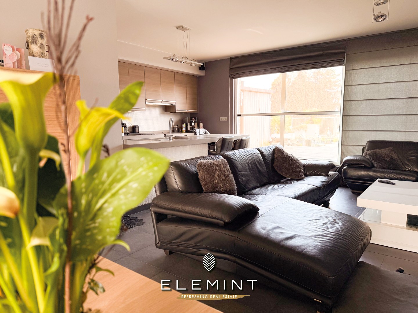 Uniek triplex-appartement met private inkom, 3 slpk, 2 badk &amp; ruim terras met vijver (161 m²) 