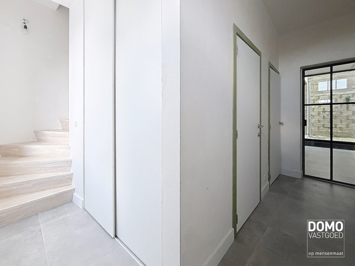 PRACHTIG GERENOVEERDE, LICHTRIJKE WONING MET 3 SLAAPKAMERS, 2 BADKAMERS, EEN ZONNIGE TUIN EN 2 PARKEERPLAATSEN TE GINGELOM (MIELEN-BOVEN-AALST) 