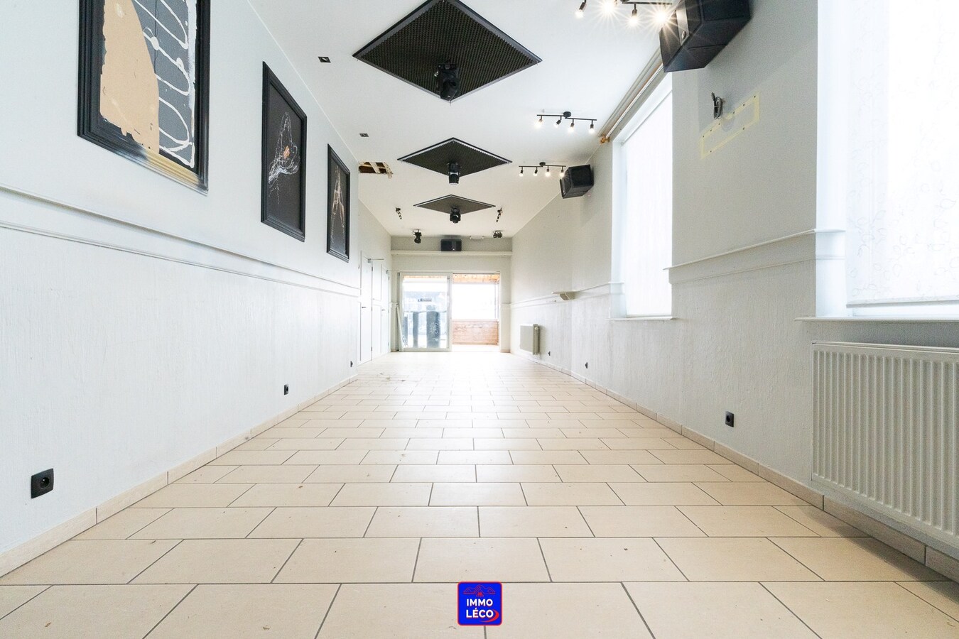 Maison de commerce avec logement, grande terrasse et garage, idéalement situé ! Nombreuses possibilités ! 