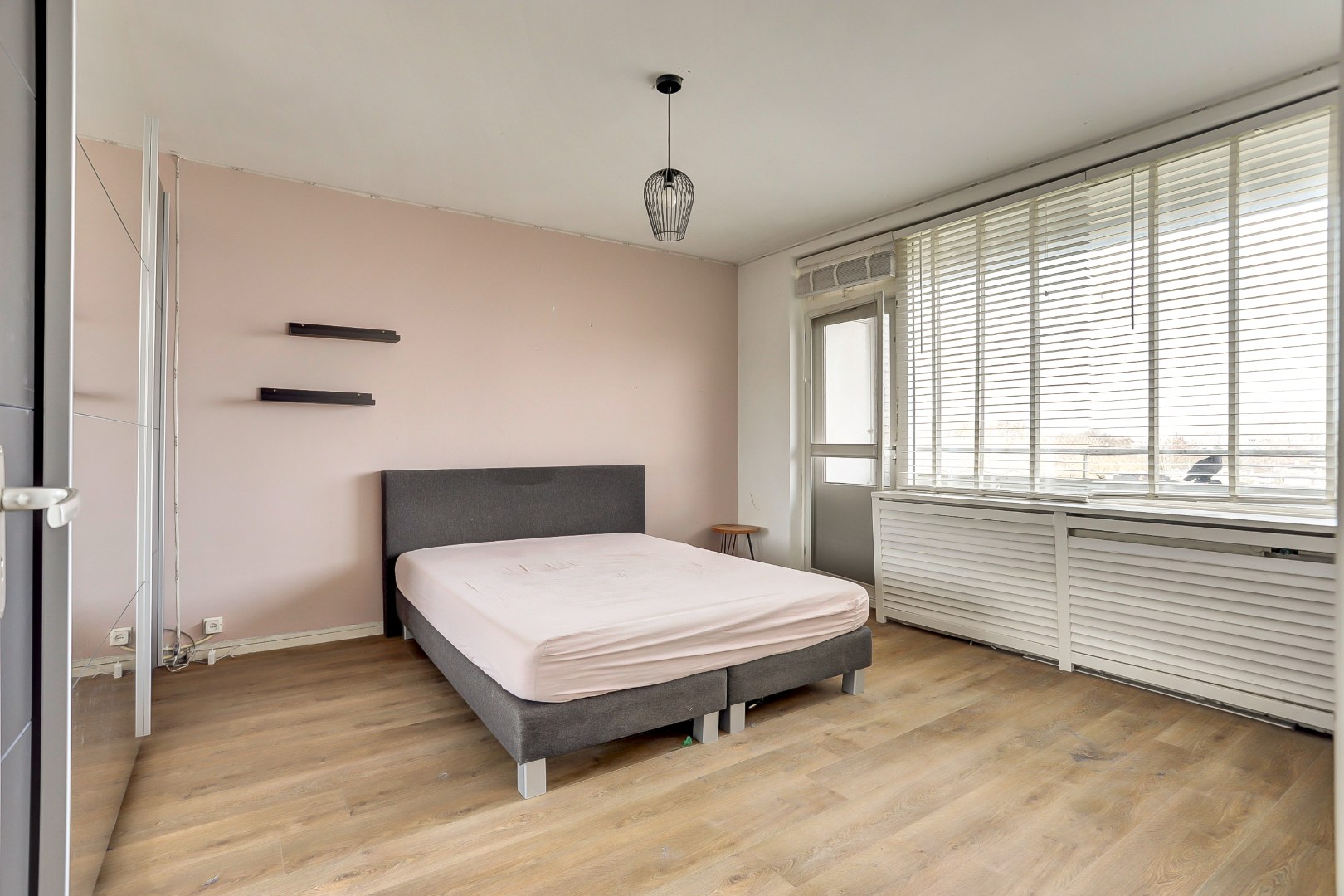 4-kamer appartement op de 6e verdieping met keurige keuken en badkamer, 2 balkons, berging in de onderbouw en gelegen op eigen grond! 