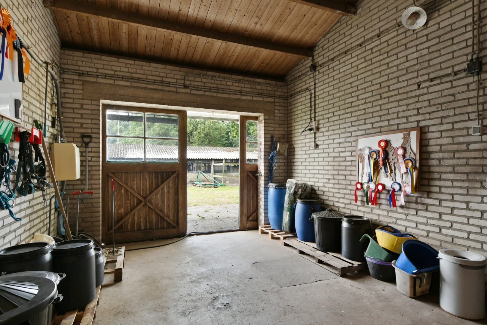 Vrijstaand woonhuis met inpandige garage, stal met 2 paardenboxen, vrijstaande inloopstal en verlichte zandpaddock met longeercirkel op een perceel van ruim 18.500 m2. Ideaal voor paardenliefhebbers. 