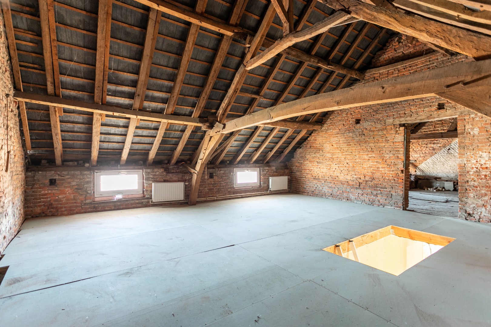 Te renoveren eigendom (317 m²) met veel potentieel, ruime tuin (6a 42ca) en dubbele achterliggende carport met toegang tot de achterliggende straat in Kester 
