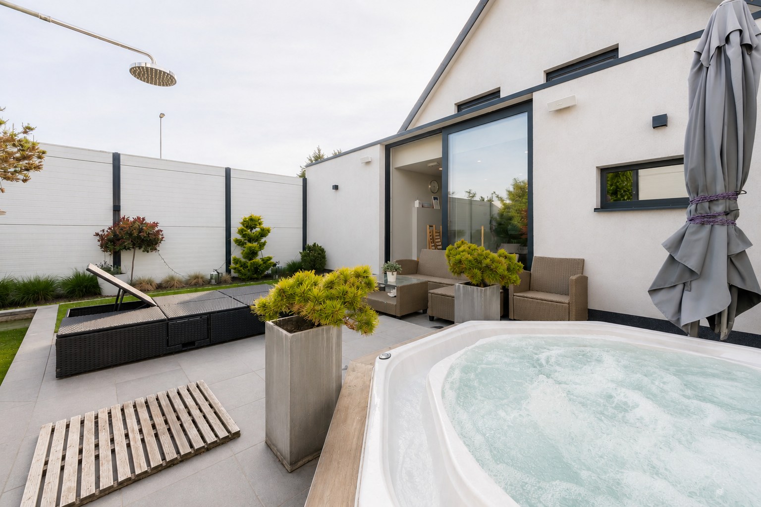 Energiezuinige villa met exclusieve wellness en polyvalent bijgebouw in Oostende 