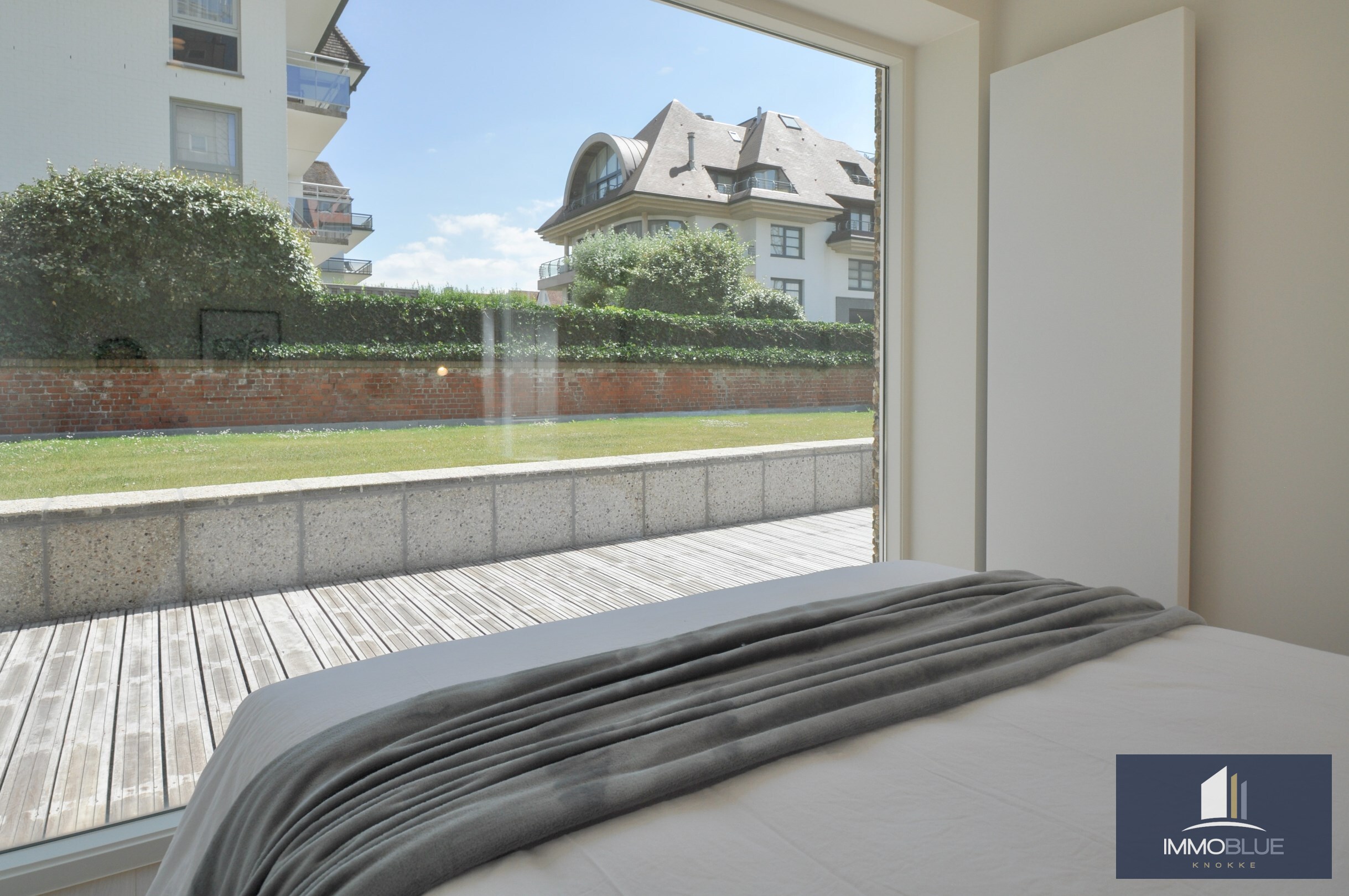 Volledig gerenoveerd hoek-appartement met een ruim zuid gericht terras gelegen aan de Zeedijk in het Zoute. 