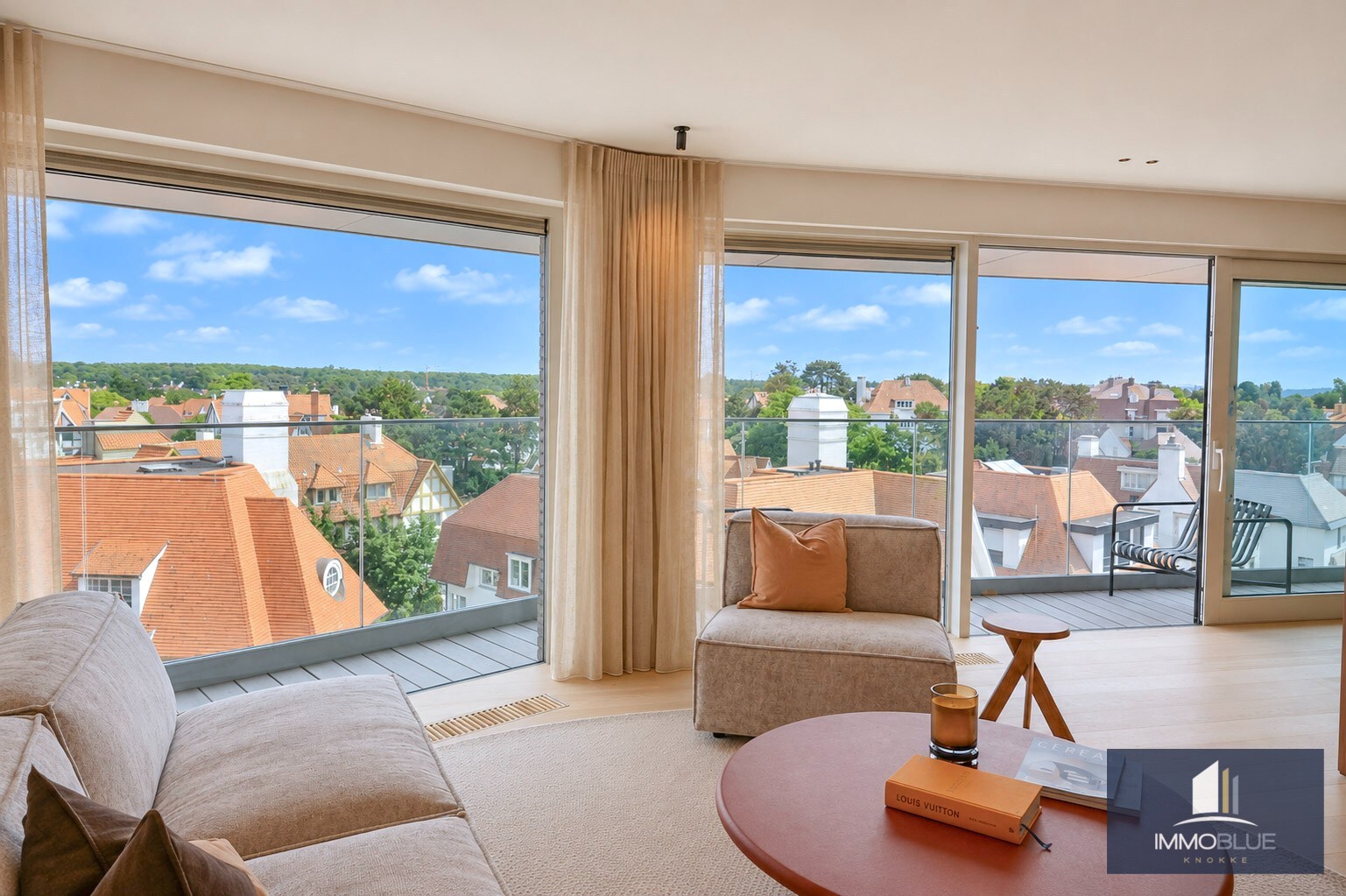 Appartement prestigieux entièrement rénové et fini avec des matériaux de haute qualité, situé à proximité de la place du Triangle. 