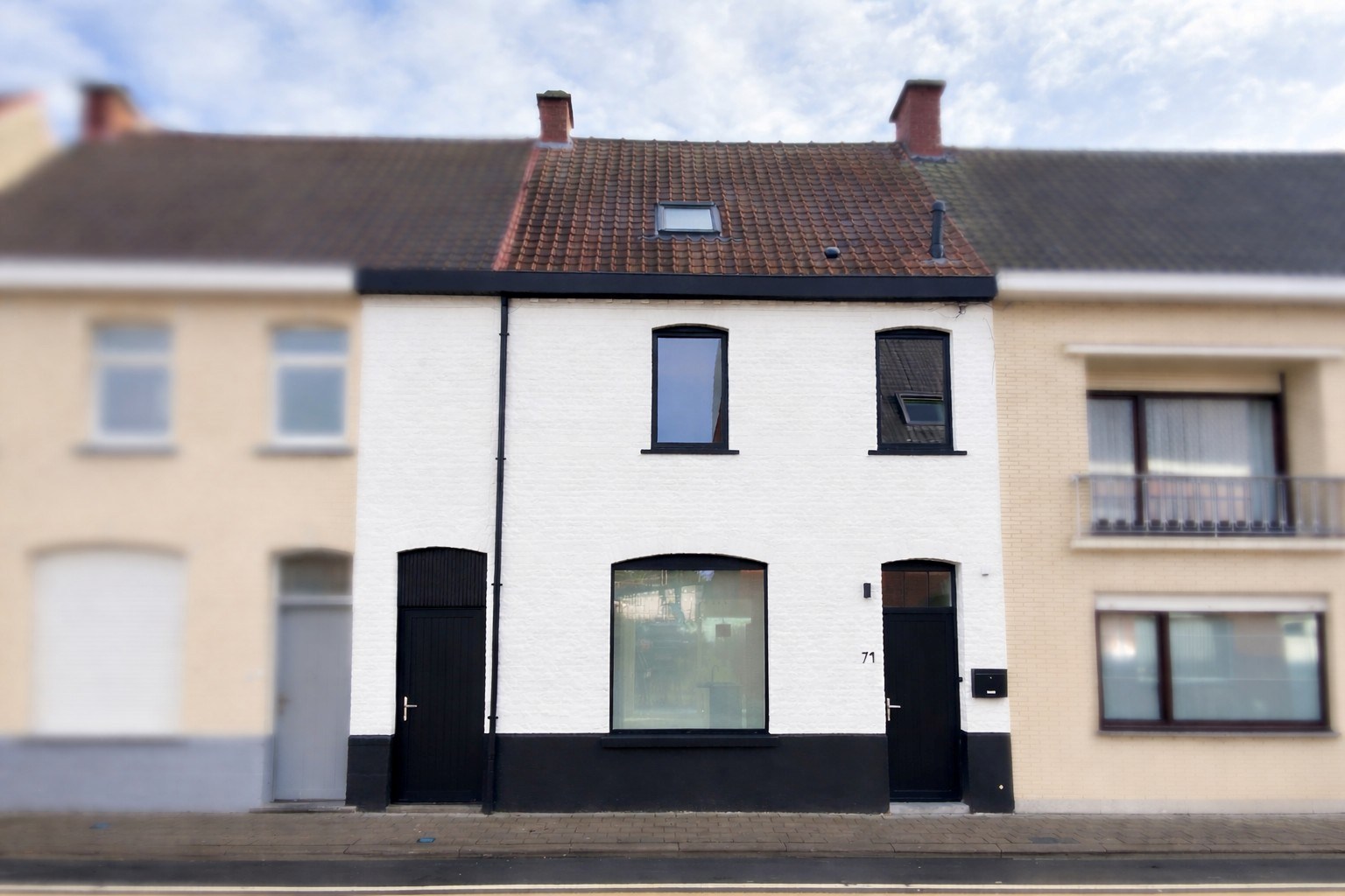 Volledig gerenoveerde centrumwoning in het hartje van Sint-Lodewijk op 442 m²! 