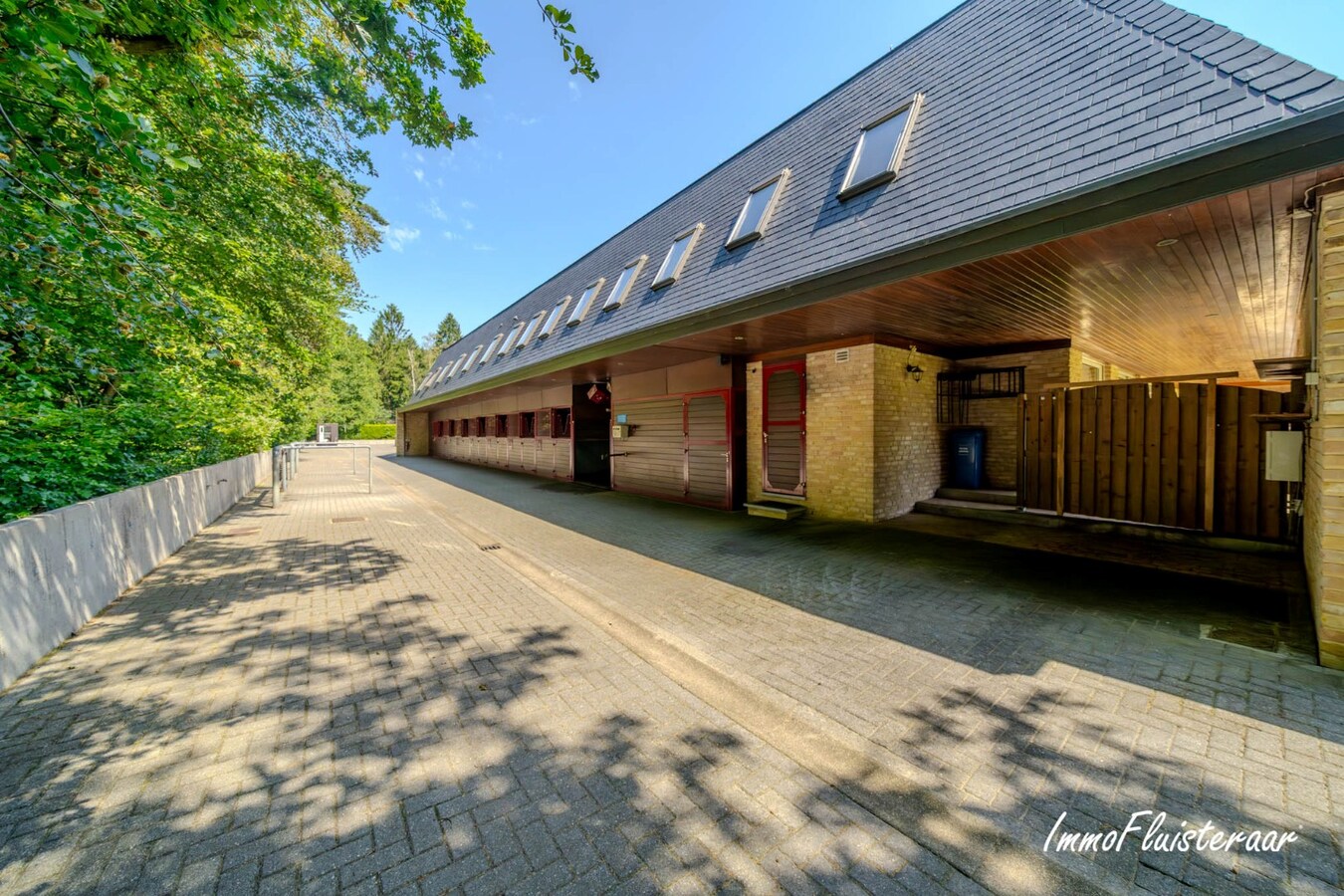 Exclusief eigendom met twee volwaardige, zelfstandige villa-woningen, een conciërgeverblijf en luxueuze paardenfaciliteiten op ruim 2 ha te Brasschaat 