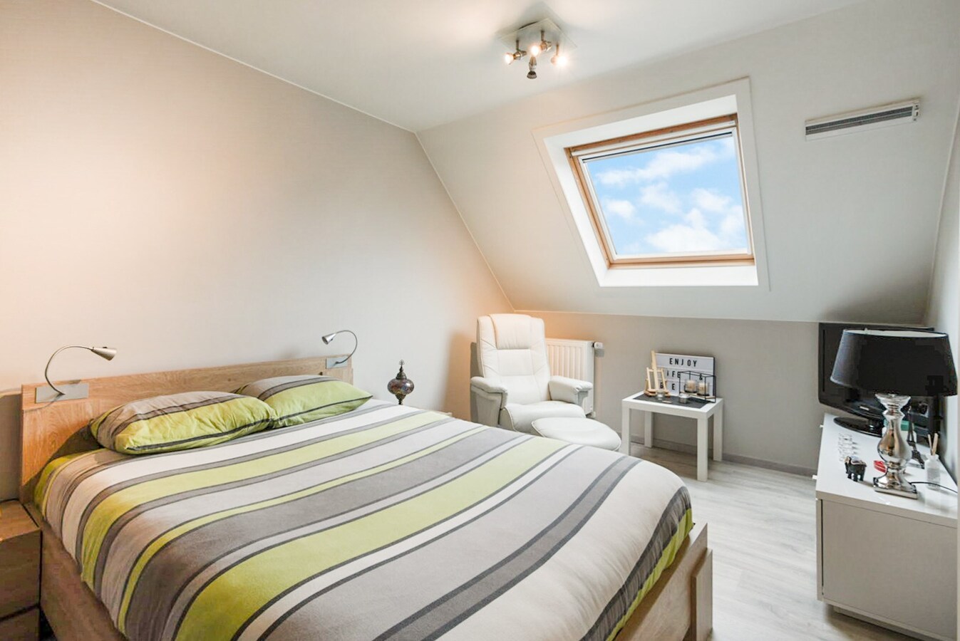 Verrassend ruime, recente woning met 4 slaapkamers en garage 