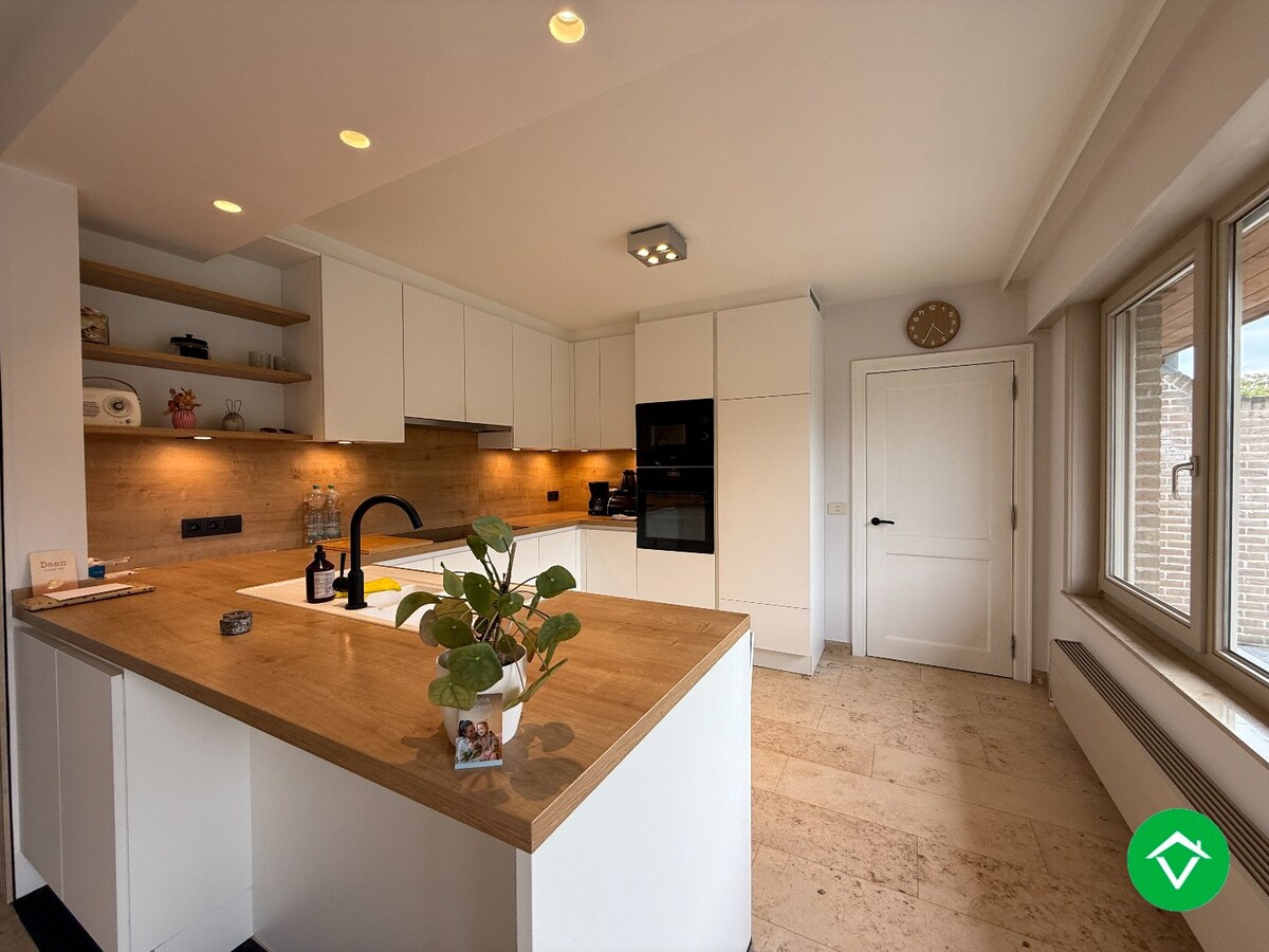 Prachtige rijwoning met 3 slaapkamers, tuin en garage te Roeselare 