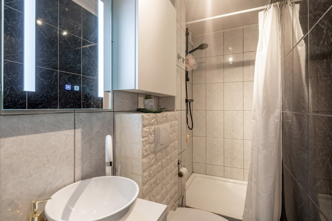 Gerenoveerd appartement met 2 slaapkamers en garage 