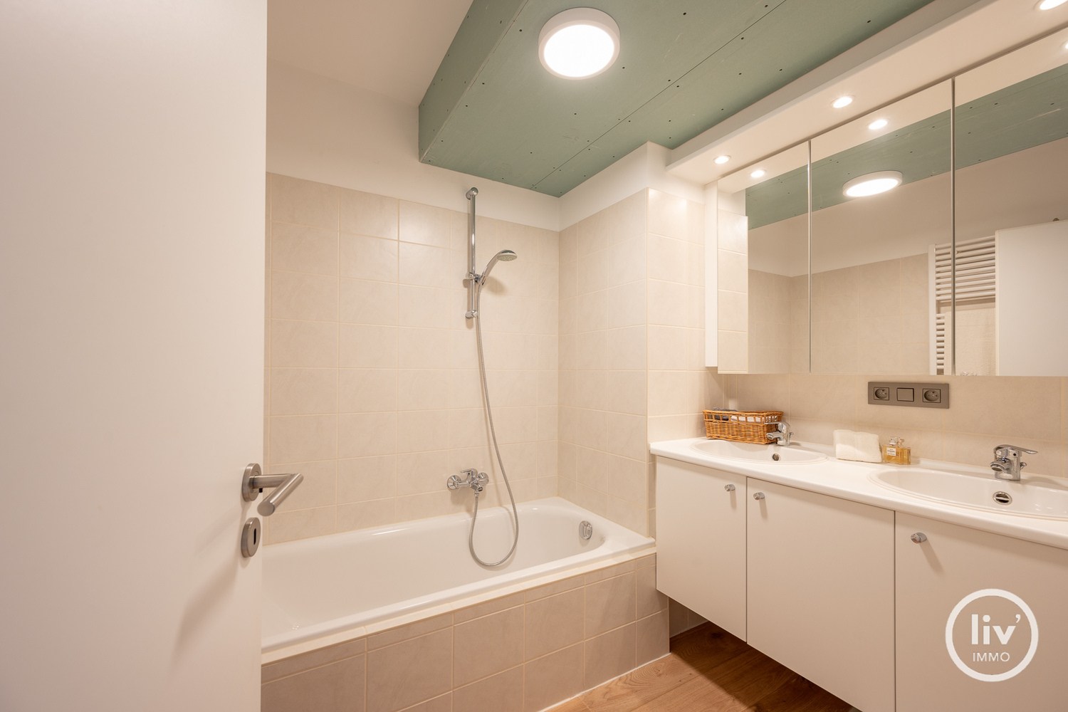 Ongemeubeld - Recent en goed onderhouden appartement, met terrasje, op wandelafstand van de Zeedijk te Heist. 