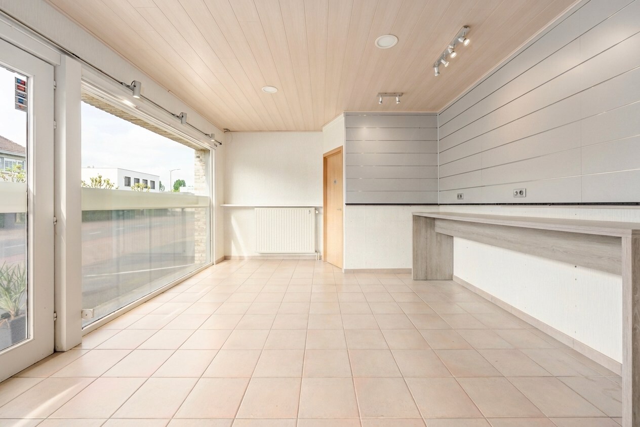 Wonen en werken combineren op toplocatie te Ichtegem - handelswoning met ruime woonst, tuin en garage 
