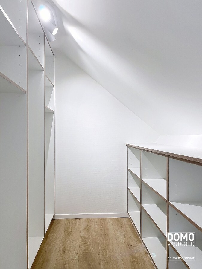 VOLLEDIG GERENOVEERDE WONING MET 3 SLAAPKAMERS EN ZUIDGERICHTE TUIN 