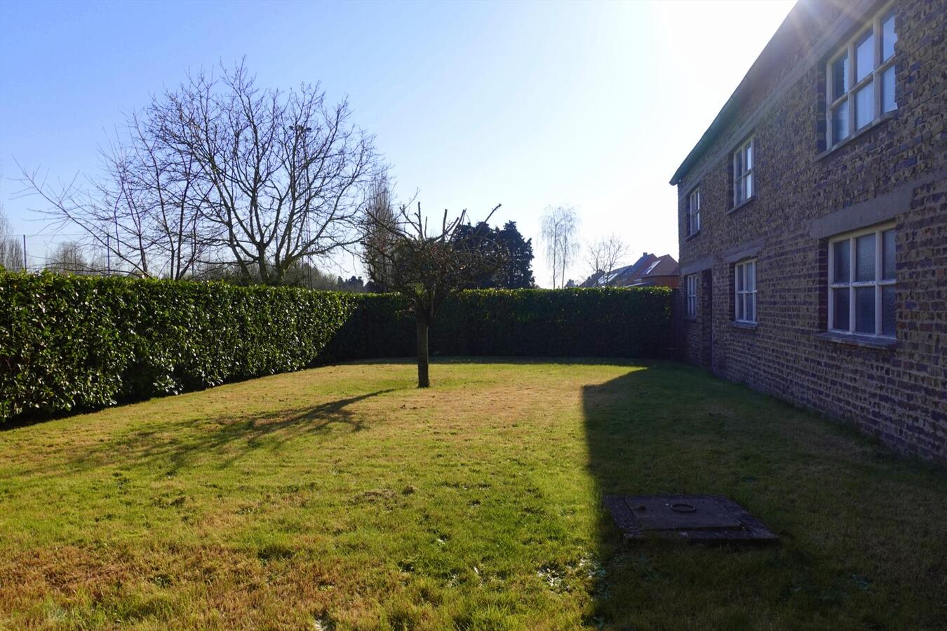 Ruime halfopen bungalow met zongerichte tuin 