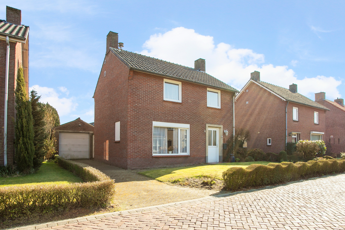 Vrijstaande woning met garage gelegen op een perceel van 556 m2. 