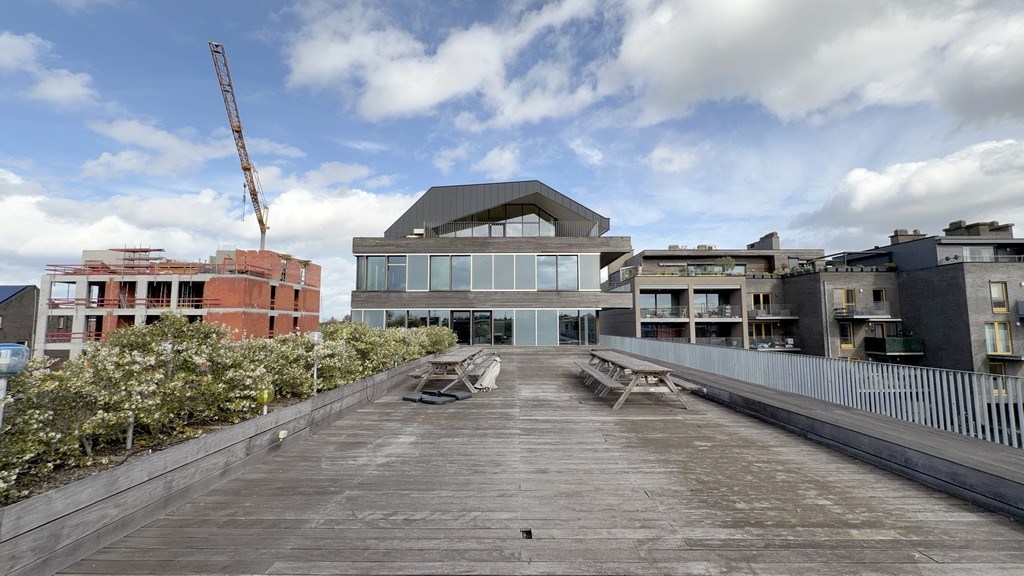 Modern kantoorgebouw te koop nabij oprit R4 te Wondelgem
