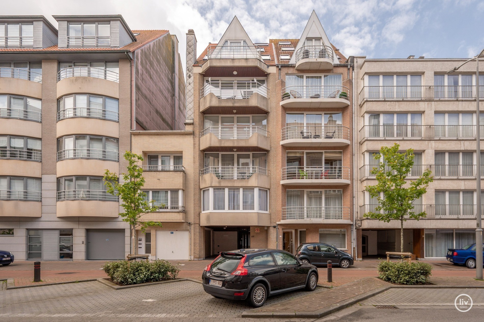 OPENDEURDAG Zaterdag 29/08 - tussen 14u en 16u:  Luxueus volledig gerenoveerd 3 slaapkamer appartement te Parmentierlaan gelegen nabij de Zeedijk. 